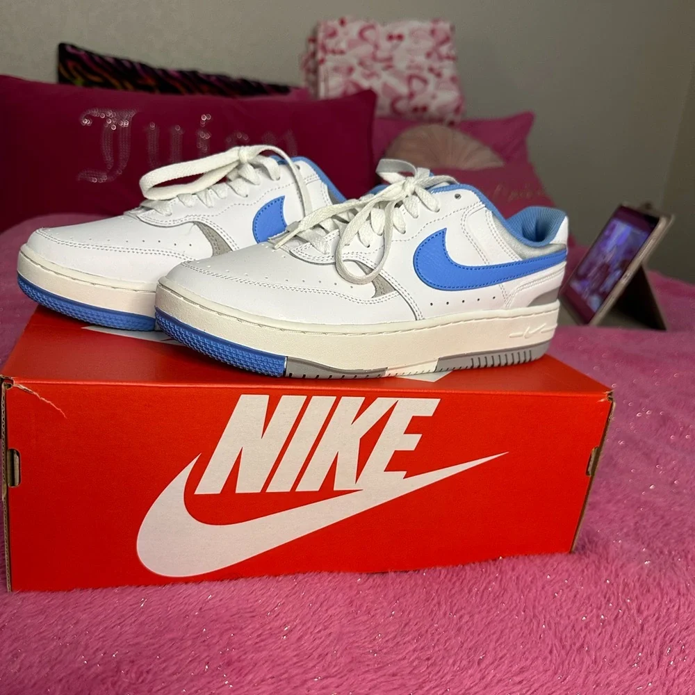 Nikes 💙 - Picture 3 of 5